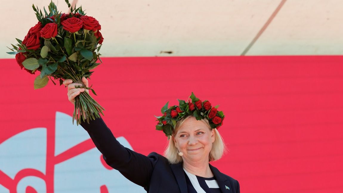 Oansvariga Andersson får aldrig frågor om vad som är hennes ansvar. I stället får hon en medial dans på rosor. Foto: Adam Ihse/TT 