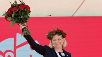 Oansvariga Andersson får aldrig frågor om vad som är hennes ansvar. I stället får hon en medial dans på rosor. Foto: Adam Ihse/TT 