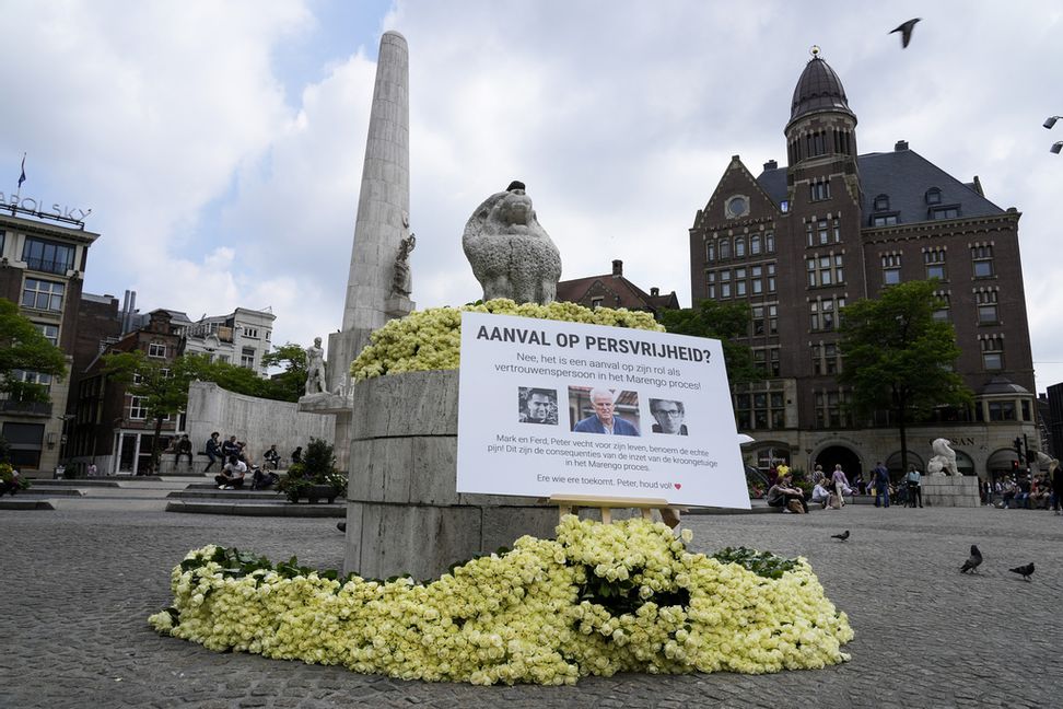 Platsen där journalisten Peter R de Vries i tisdags sköts har blivit en symbolisk plats för pressfrihet i Nederländerna. Foto: Peter Dejong/AP/TT.