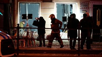 Rysk polis på plats efter explosion på kafé i St Petersburg. Foto: AP/TT