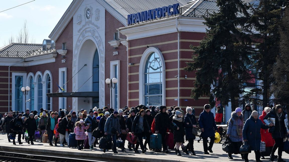 Människor i kö till tågstationen i Kramatorsk, den 13 mars. Arkivbild. Foto: Andriy Andriyenko/AP/TT