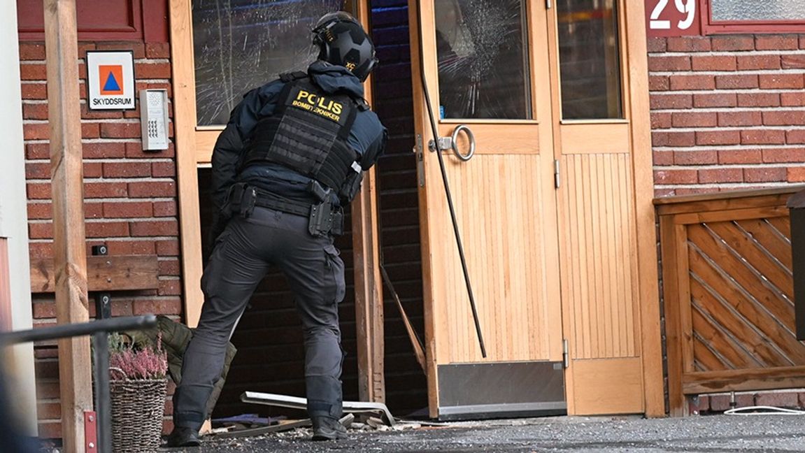 Polisens bombtekniker på plats efter sprängdådet i Tyresö i december. Foto: Fredrik Sandberg/TT