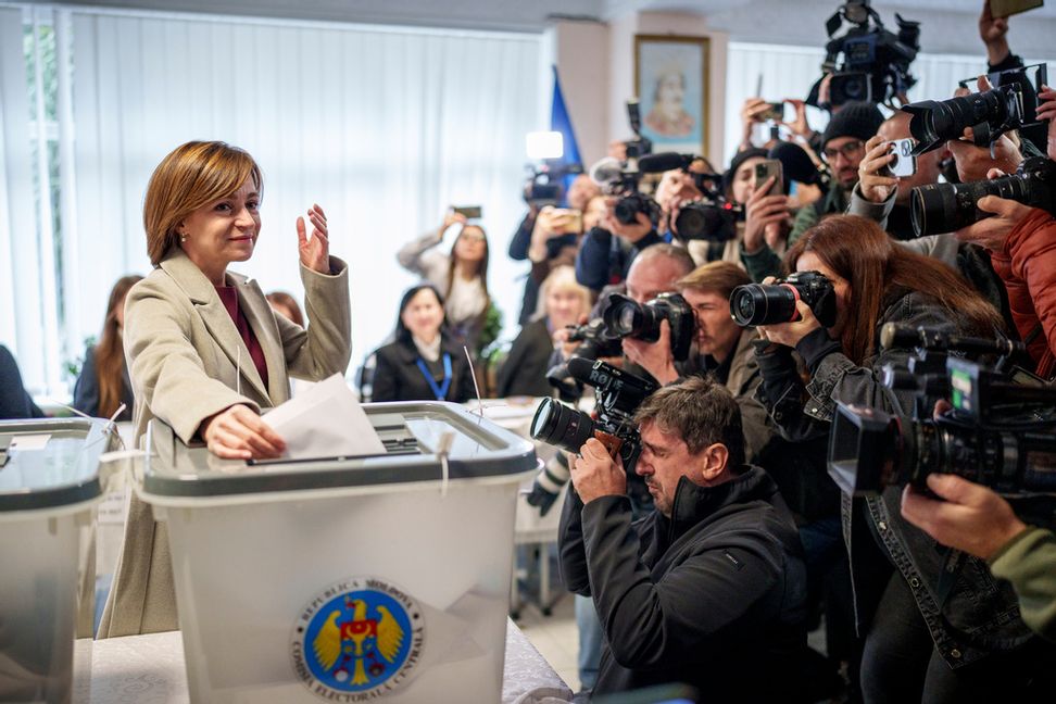 Moldaviens president Maia Sandu röstar i huvudstaden Chisinau i söndagens val. Vadim Ghirda/AP/TT