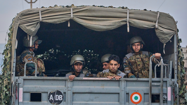 Indiska flygvapensoldater anländer till Pampore i Pulwama-distriktet i den indiskkontrollerade delen av Kashmir, onsdagen 7 maj. Foto: Dar Yasin/AP/TT