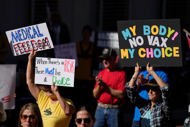 Demonstranter i Tallahassee, Florida protesterar mot vaccin mot covid-19 i november 2021. Foto: Rebecca Blackwell/AP/TT
