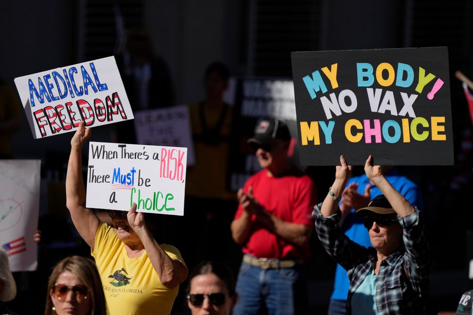 Demonstranter i Tallahassee, Florida protesterar mot vaccin mot covid-19 i november 2021. Foto: Rebecca Blackwell/AP/TT