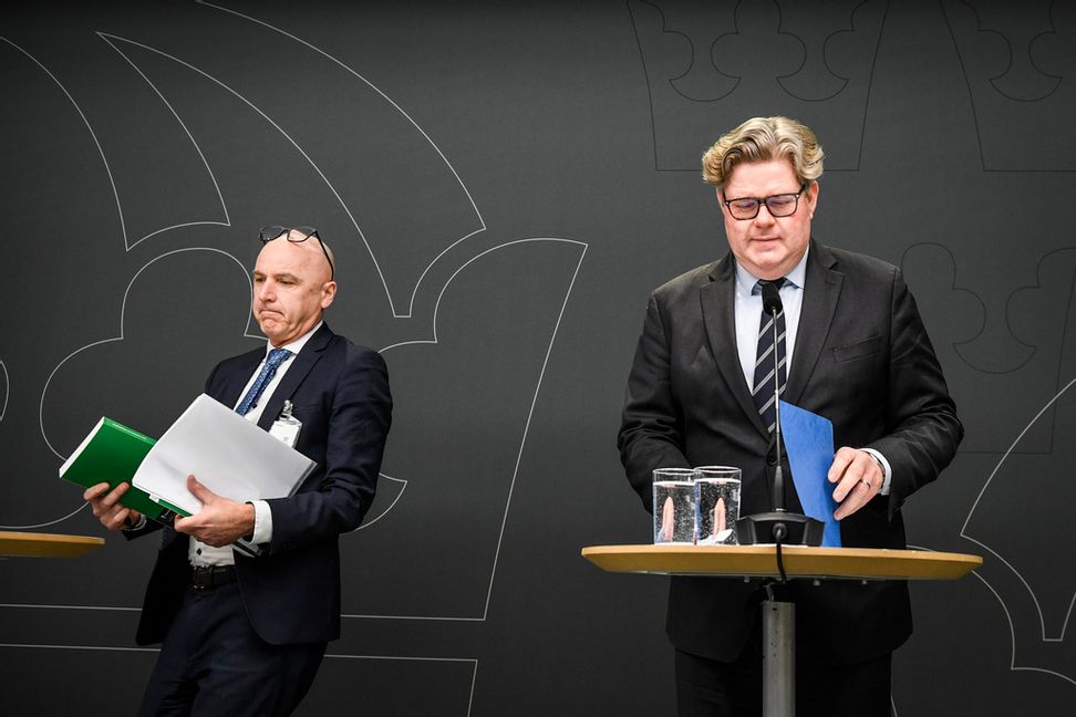 Justitieminister Gunnar Strömmer (M) tar emot betänkande från Johan Danelius, särskilda utredaren, om ersättningsregler med brottsoffret i fokus. Foto: Viktoria Bank/TT