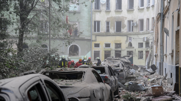 Räddningspersonal söker efter fler offer vid skadade byggnader i Lviv efter nattens attack. Foto: Mykola Tys/AP/TT