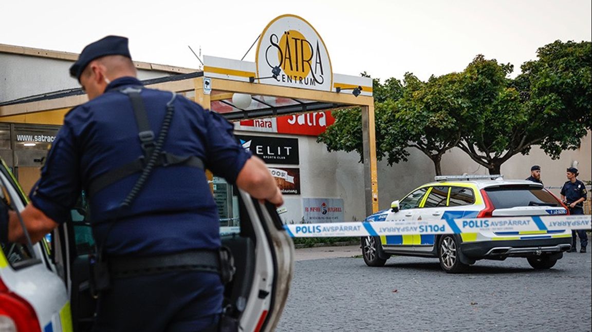 Polis på plats i Sätra i sydvästra Stockholm efter ett larm om skottlossning på måndagskvällen. Foto: Robin Bäckman