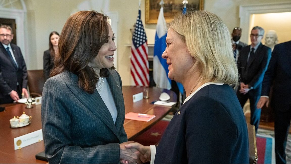 Magdalena Andersson skakar hand med USA:s vicepresident Kamala Harris under sin tid som Sveriges statsminister. Foto: Vita huset/Public Domain