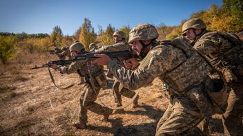 Ukrainska soldater från den 66:e brigaden övar i Donetskregionen torsdagen den 25 september 2025. Foto: AP Photo/Dan Bashakov