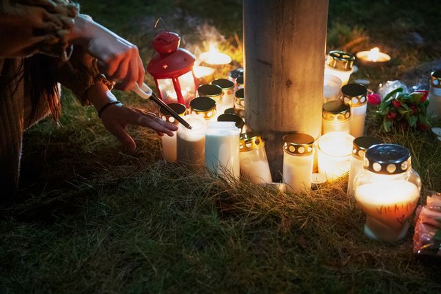 Tända ljus utanför Risbergska skolan i Örebro efter tisdagens skolskjutning som krävde elva liv. Viktoria Bank/TT