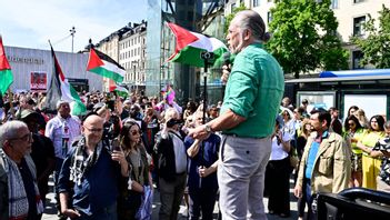 Miljöpartiets partiledare Daniel Helldén deltog i en demonstration tillsammans med den brottsmisstänkte mannen. Foto: Jonas Ekströmer/TT
