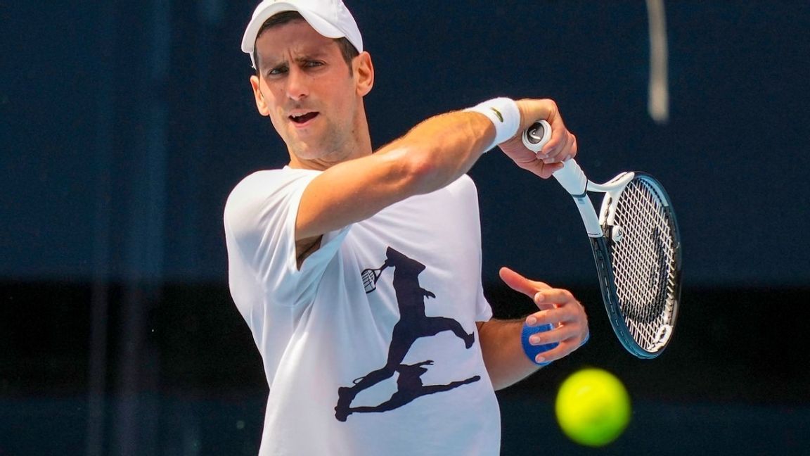 Novak Djokovic i träning på tisdagen. Foto: Scott Barbour/Tennis Australia via AP/TT