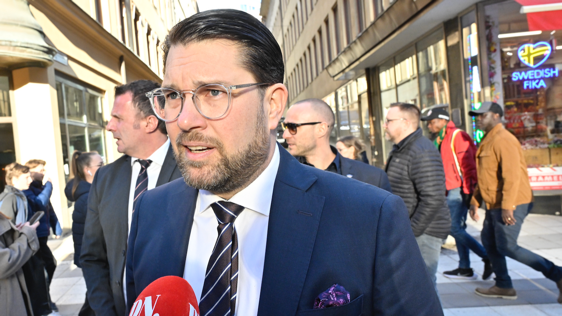 SD-ledaren Jimmie Åkesson anländer till partiledarsamtal om säkerhetsläget på fredagen. Foto: Jonas Ekströmer/TT