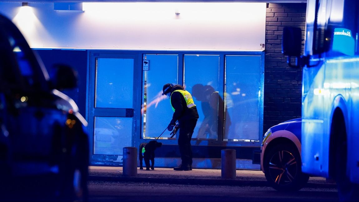 En man i 30-årsåldern har avlidit efter att ha skjutits i anslutning till en restaurang i Fittja söder om Stockholm. Foto: CHRISTINE OLSSON/TT