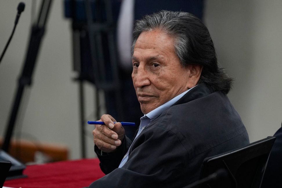 En av Perus tidigare presidenter, Alejandro Toledo, döms till över 20 års fängelse för att ha mutats av ett brasilianskt byggbolag. Guadalupe Pardo/AP/TT