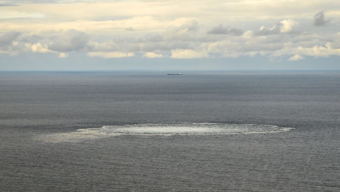 Båten sägs ha transporterat två dykare, med assistenter, till gasledningen. Foto: Danska försvaret/TT