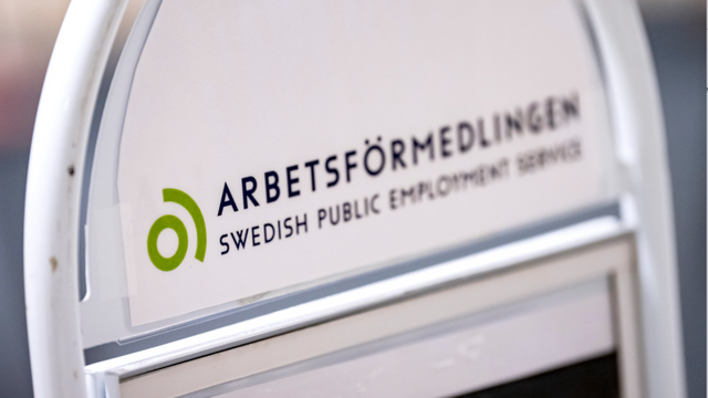 Arbetssökande vid receptionen på Arbetsförmedlingen på Regementsgatan i Malmö i november 2022. Foto: Johan Nilsson / TT. 