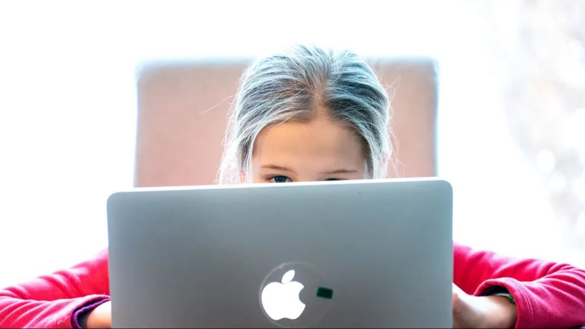 Danska journalister upptäckte att AI-systemet Skol-GPT, som används i skolor, gav detaljerade självmordsinstruktioner när det testades. Foto: TT