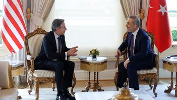 USA:s utrikesminister Antony Blinken i sitt möte med sin turkiske kollega Hakan Fidan i Istanbul på lördagen. Foto: Evelyn Hockstein/AP/TT