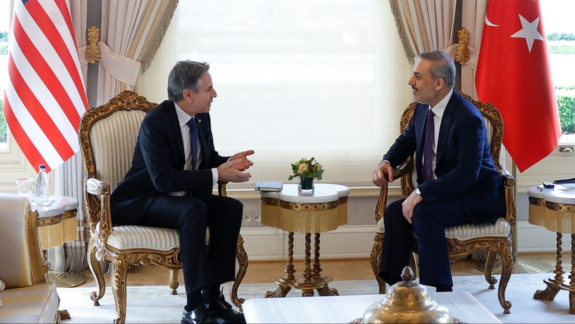 USA:s utrikesminister Antony Blinken i sitt möte med sin turkiske kollega Hakan Fidan i Istanbul på lördagen. Foto: Evelyn Hockstein/AP/TT