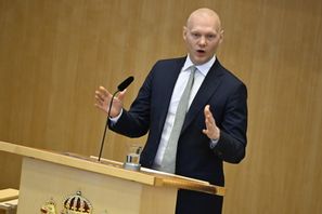 Finansmarknadsminister Niklas Wykman (M) i riksdagsdebatten om hur ny kärnkraft ska finansieras. Foto: Pontus Lundahl/TT