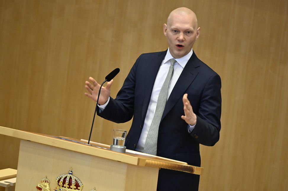 Finansmarknadsminister Niklas Wykman (M) i riksdagsdebatten om hur ny kärnkraft ska finansieras. Foto: Pontus Lundahl/TT