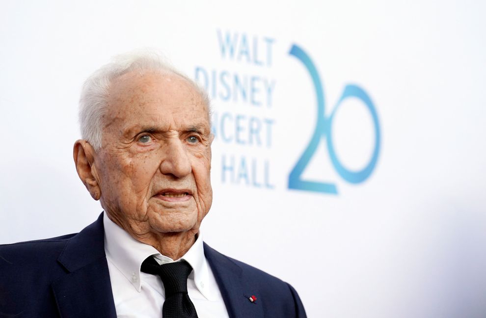 Frank Gehry vid en gala på Walt Disney Concert Hall i Los Angeles, som han själv ritade. Arkivbild från 2023. Foto: Chris Pizzello/AP/TT