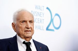 Frank Gehry vid en gala på Walt Disney Concert Hall i Los Angeles, som han själv ritade. Arkivbild från 2023. Foto: Chris Pizzello/AP/TT