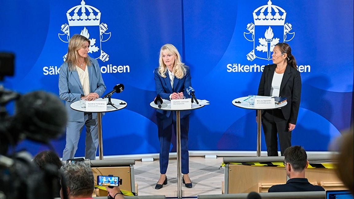 Susanna Trehörning, biträdande chef inom författningsskydd och kontraterrorism, säkerhetspolischef Charlotte von Essen och Ahn-Za Hagström, chef för Nationellt centrum för terrorhotbedömning (NTC) vid en pressträff hos Säkerhetspolisen med anledning av det försämrade säkerhetsläget i Sverige. Foto: Henrik Montgomery / TT /