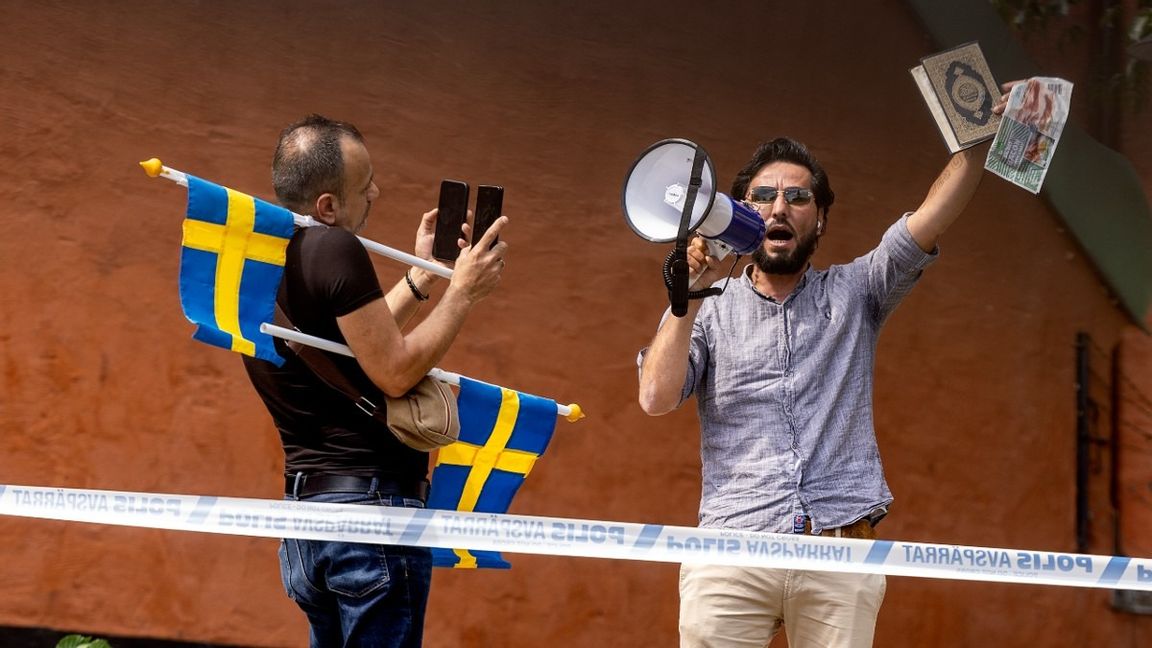 Salwan Momika vill bränna koranen utanför Stockholms moské vid Medborgarplatsen på Södermalm i Stockholm. Foto: Stefan Jerrevång /TT