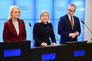 Socialdemokraternas partiledare Magdalena Andersson tillsammans med partiets ekonomisk-politiske talesperson Mikael Damberg och EU-parlamentariker Heléne Fritzon. Foto: Jonas Ekströmer/TT