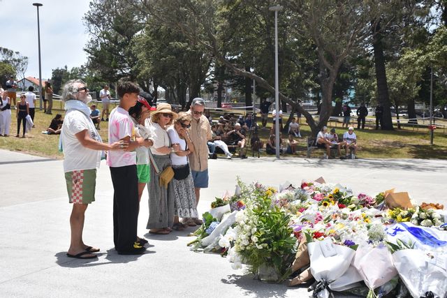 Människor samlas för att hedra offren i söndagens terrordåd vid Bondi Beach i Sydney. Foto: Elin Nordlund/TT