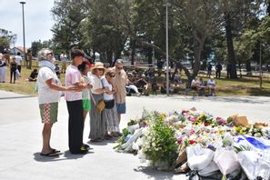 Människor samlas för att hedra offren i söndagens terrordåd vid Bondi Beach i Sydney. Foto: Elin Nordlund/TT