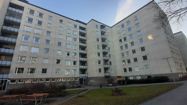 En kvinna har fallit från en balkong i Jakobsberg. Polisen misstänker att en man i 30-årsåldern knuffat ner henne från balkongen. Han är anhållen misstänkt för mord. Foto: Wilhelm Eriksson