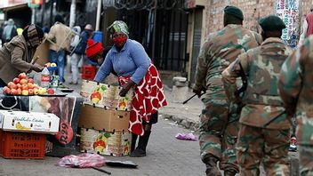 Soldater patrullerar i Alexandra, norr om Johannesburg. Foto: AP/TT