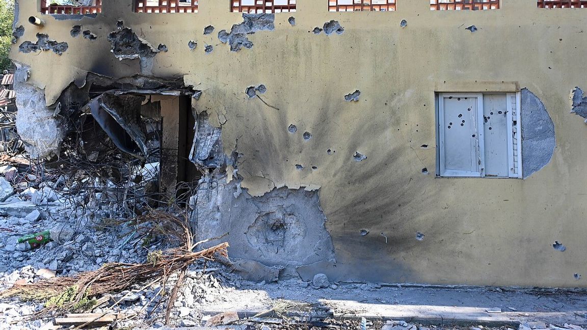 Skadad byggnad i kibbutzen Be’eri i Israel efter Hamas attack den 7 oktober 2023. Foto: Kobi Gideon/CC BY-SA 3.0