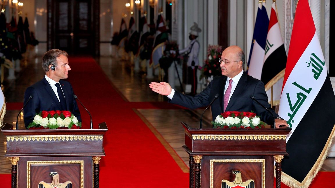 Iraqi President Barham Salih, right, and French President Emmanuel Macron attend a press conference, in Baghdad’s Presidential Palace, Saturday, Aug. 28, 2021. Photo: Khalid Mohammed/AP/TT