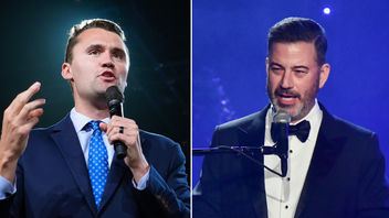 Den avlidne högerdebattören Charlie Kirk (till vänster) grundade den konservativa ideella organisationen Turning Point USA, till vilken talkshow-stjärnan Jimmy Kimmel (till höger) nu begärs göra en donation till. Foto: Ross D. Franklin/Richard Shotwell/AP/TT