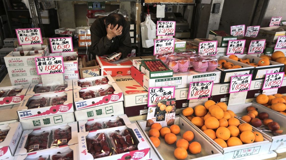 Prisfallen i Kina sker i samband med att konsumenternas och företagens efterfrågan försvagats. Arkivbild. Foto: EUGENE HOSHIKO/AP/TT