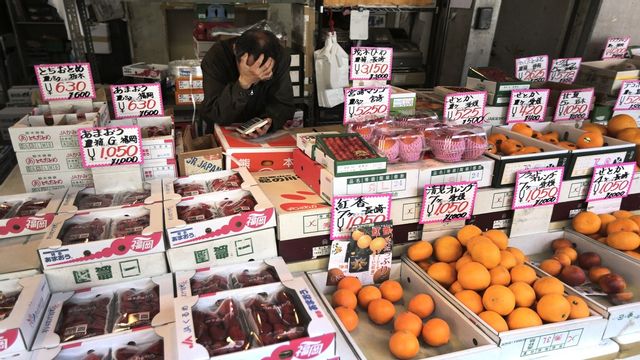 Prisfallen i Kina sker i samband med att konsumenternas och företagens efterfrågan försvagats. Arkivbild. Foto: EUGENE HOSHIKO/AP/TT