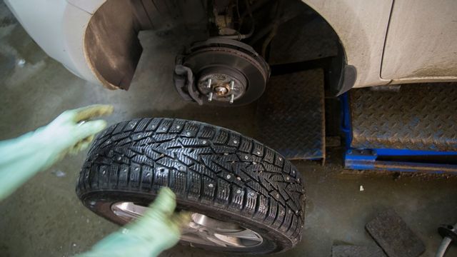 Vinterdäcksbyte. Arkivbild. Foto: Berit Roald/NTB/TT