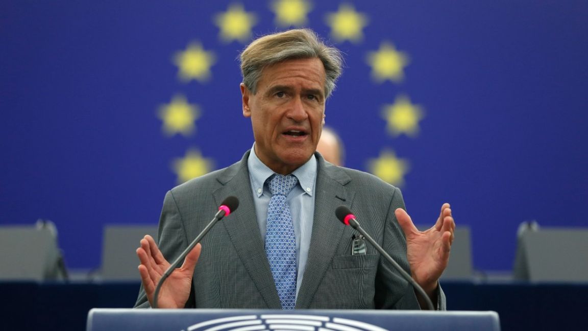 Juan Fernando Lopez Aguilar, ordförande i utskottet för medborgerliga fri- och rättigheter i Europaparlamentet, talar om flyktingsituationen i Ukraina. Foto: Jean-Francois Badias
