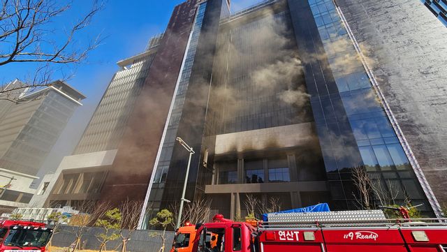 Brandbilar på plats vid branden i Busan i Sydkorea. Foto: Gang Sun-Bae/AP/TT