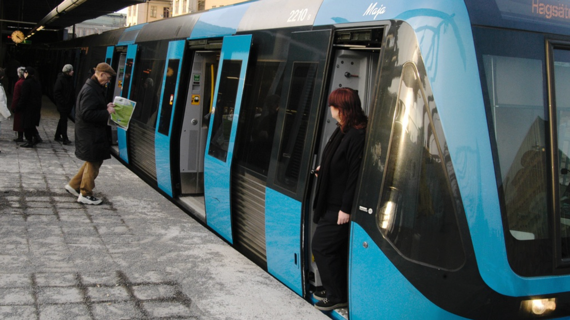 Tåg stannar vid Gamla Stans tunnelbanestation. Foto: Hasse Holmberg/TT