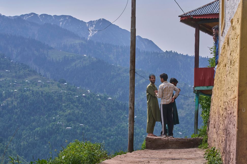 Kashmirbor i byn Churunda, nära kontaktlinjen på den pakistanskt kontrollerade sidan av Kashmir. Bilden togs under fredagen. Dar Yasin/AP/TT