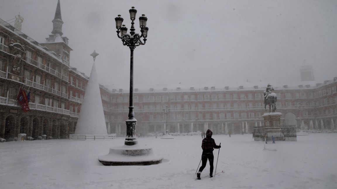 En man åker skidor på Plaza Mayor i den spanska huvudstaden Madrid. Foto: TT/Andrea Comas