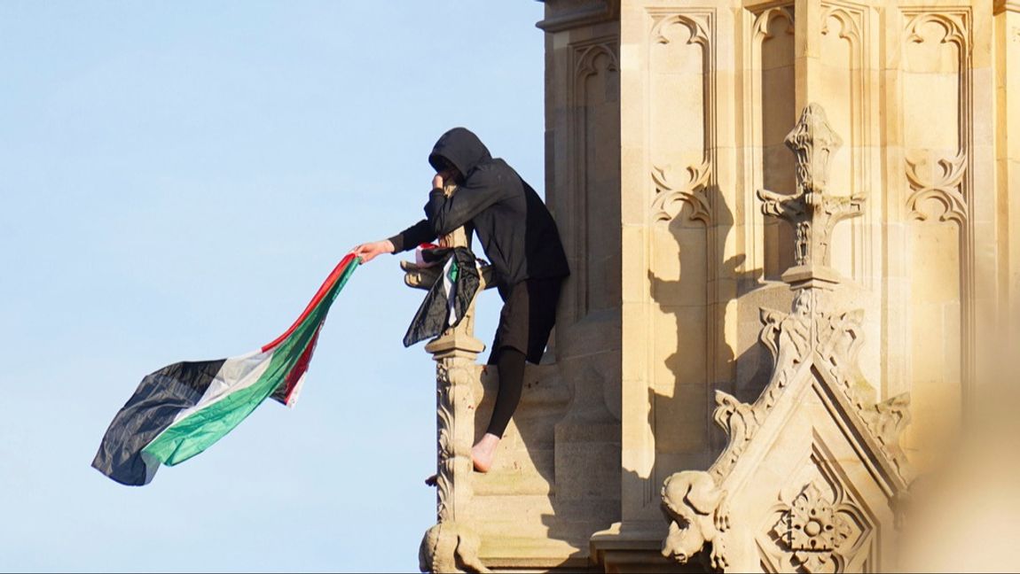 Palestinaaktivisten uppe i Big Ben. Foto: James Manning/AP/TT