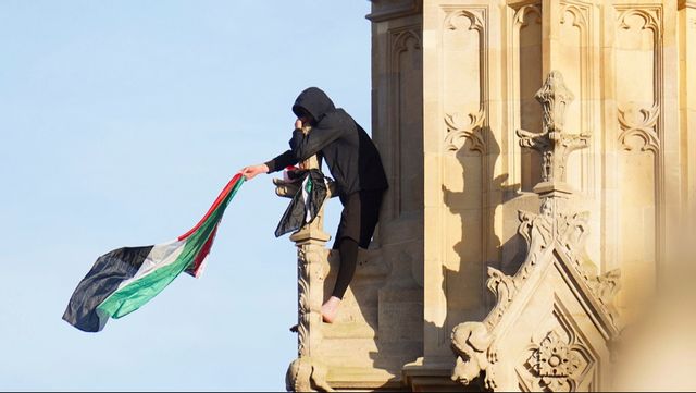 Palestinaaktivisten uppe i Big Ben. Foto: James Manning/AP/TT